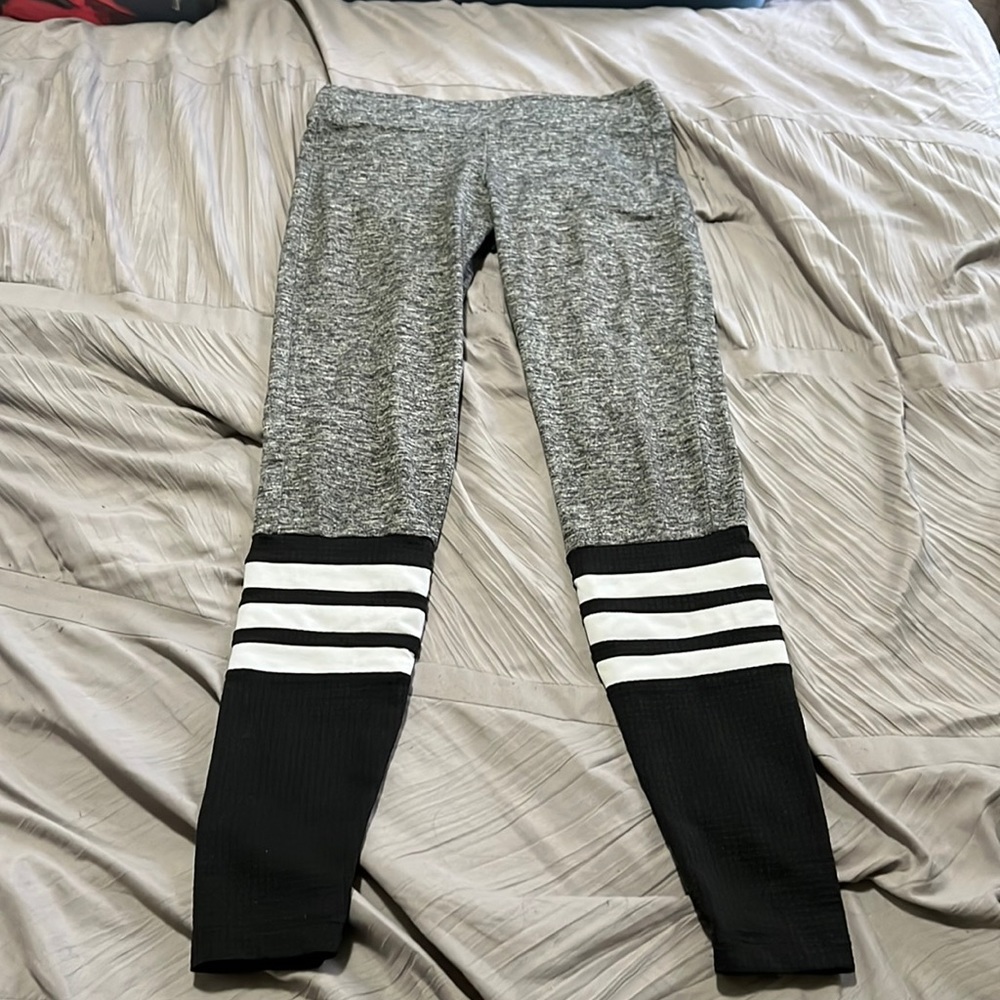 Bombshell Original sock legging, color black and white.